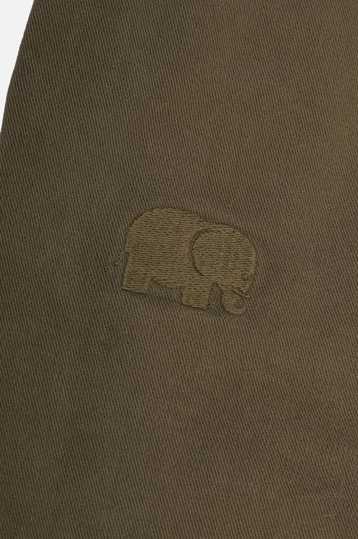 Détail en gros plan du pantalon Climber en coton Ecodye, coloris Ivy Green, avec logo éléphant brodé | TP_IMAGE_TYPE=DETAIL