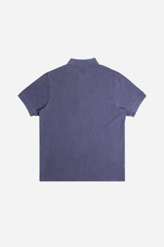 Vue de dos d'un polo bio teint aux pigments, coloris Beacon Blue | TP_IMAGE_TYPE=MODEL_BACK