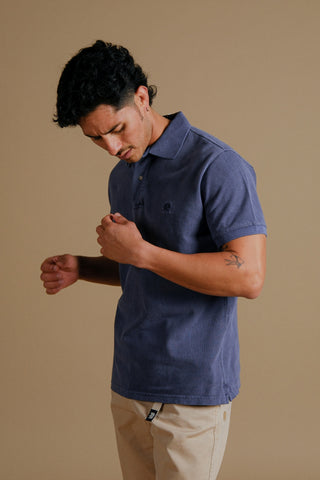 Personne portant un Organic Pigment Dyed Polo Shirt en coloris Beacon Blue, vue de face | TP_IMAGE_TYPE=MODEL_FRONT