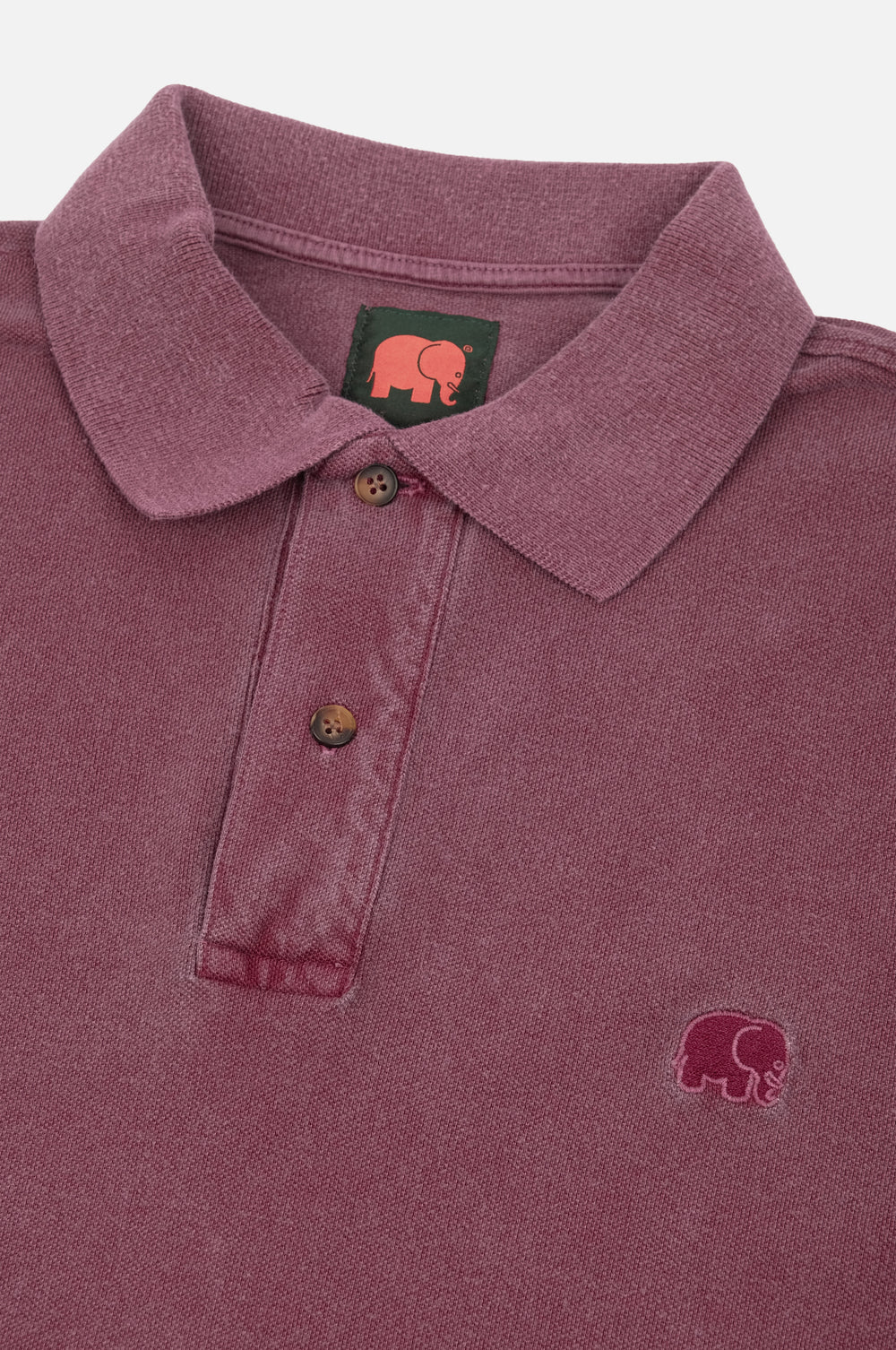 Dettaglio ravvicinato della Polo Shirt Organic Pigment Dyed in Zinfandel con bottoni e logo ricamato | TP_IMAGE_TYPE=DETAIL