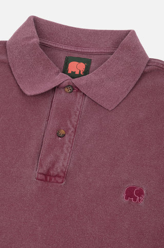 Dettaglio ravvicinato della Polo Shirt Organic Pigment Dyed in Zinfandel con bottoni e logo ricamato | TP_IMAGE_TYPE=DETAIL