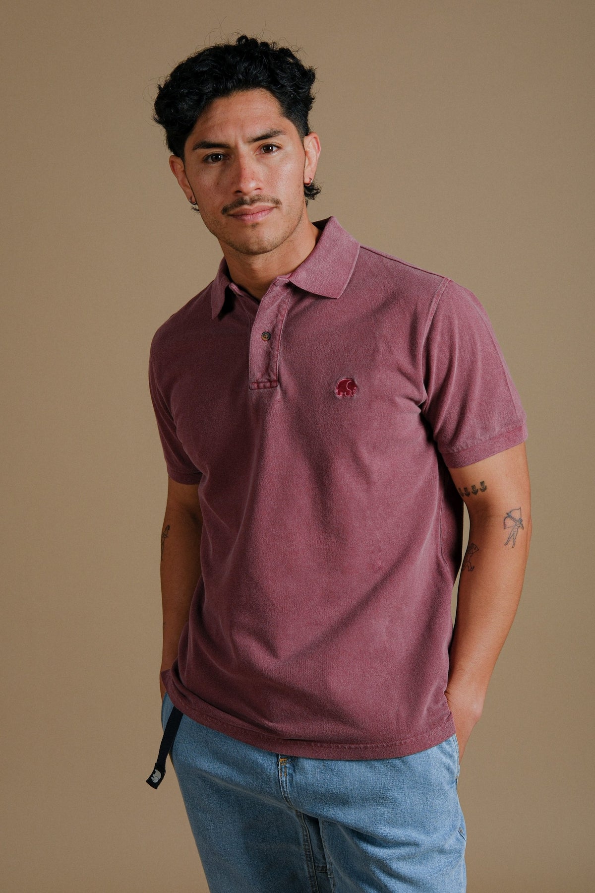 Persona che indossa una Organic Pigment Dyed Polo Shirt Zinfandel, vista frontale | TP_IMAGE_TYPE=MODEL_FRONT