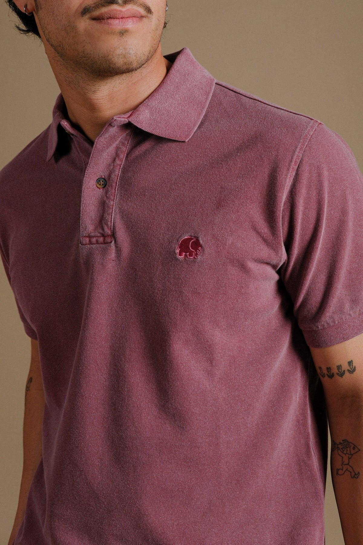 Persona che indossa la Organic Pigment Dyed Polo Shirt Zinfandel, vista frontale | TP_IMAGE_TYPE=MODEL_FRONT
