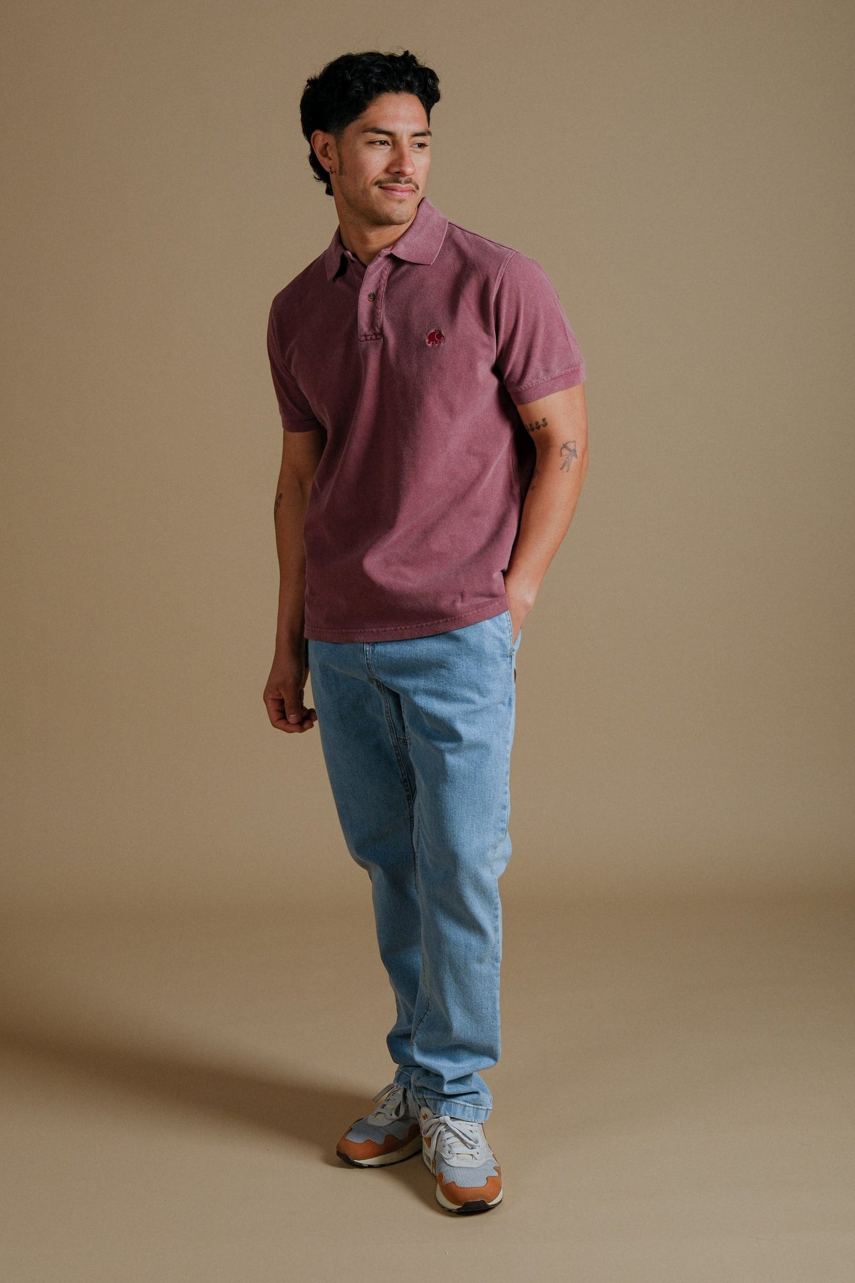 Persona che indossa una Organic Pigment Dyed Polo Shirt nel colore Zinfandel, vista frontale | TP_IMAGE_TYPE=MODEL_FRONT