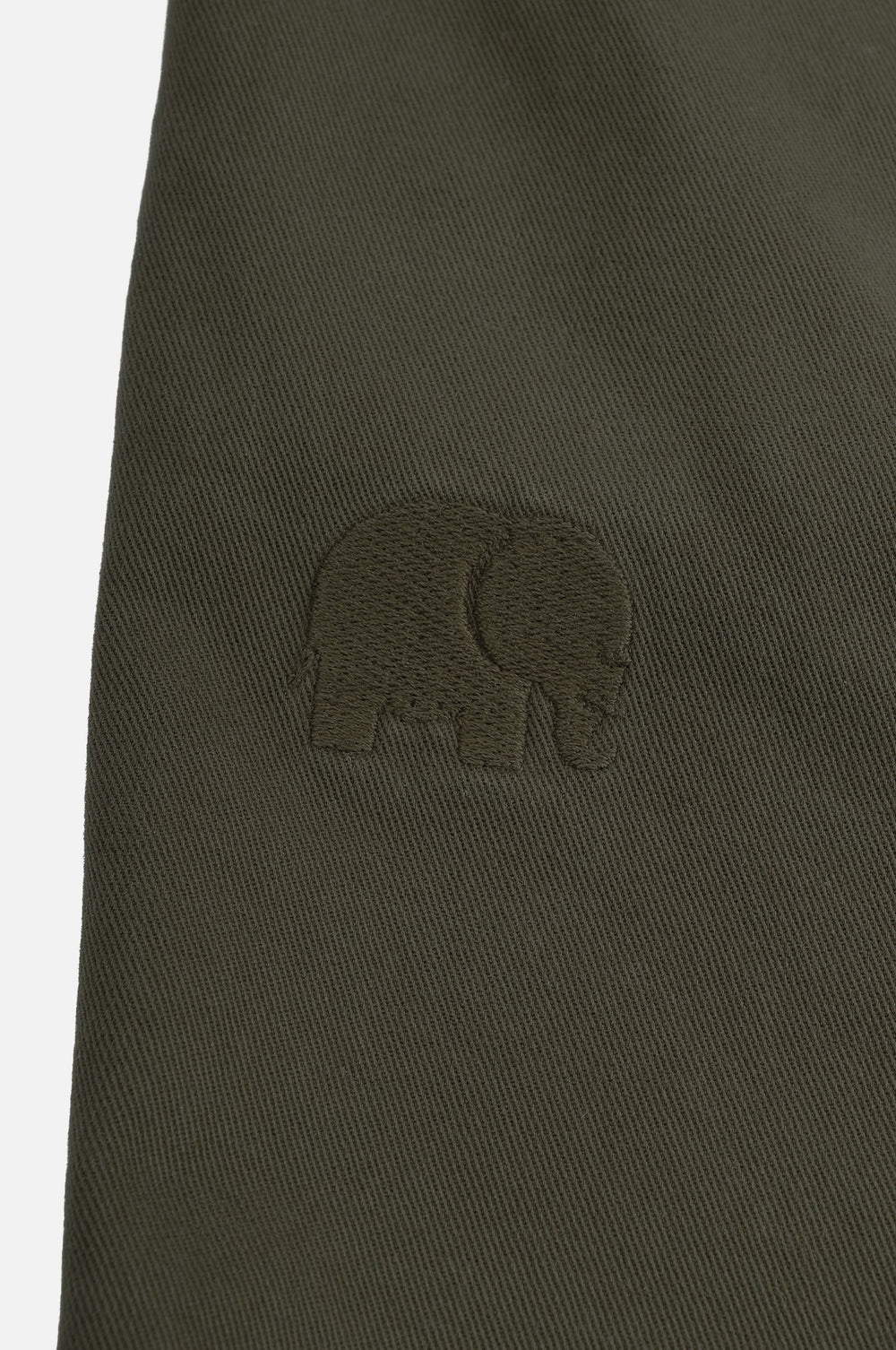 Détail en gros plan du motif brodé de l'Ecodye Cotton Climber Shorts en Ivy Green | TP_IMAGE_TYPE=DETAIL