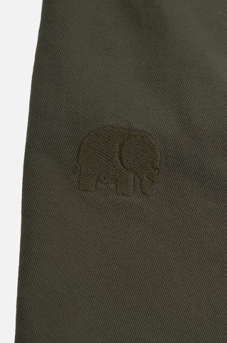 Détail en gros plan du motif brodé de l'Ecodye Cotton Climber Shorts en Ivy Green | TP_IMAGE_TYPE=DETAIL