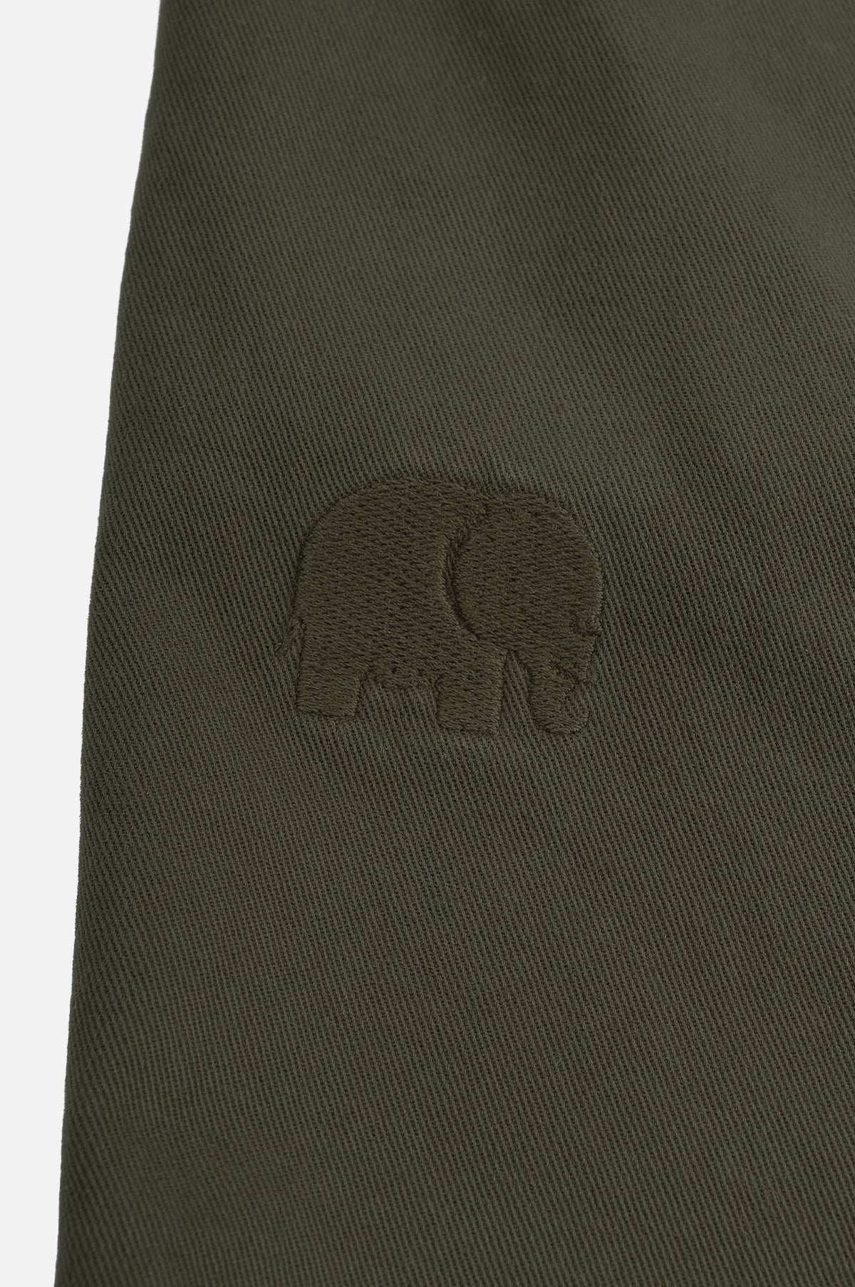 Détail en gros plan du motif brodé de l'Ecodye Cotton Climber Shorts en Ivy Green | TP_IMAGE_TYPE=DETAIL