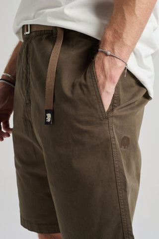 Personne portant le short Ecodye Cotton Climber Shorts en coloris Ivy Green, montrant le détail de la poche latérale | TP_IMAGE_TYPE=DETAIL