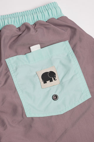 Dettaglio dei Swim Trunks Color Block Q-Nova® in Mauve con tasca applicata e logo elefante | TP_IMAGE_TYPE=DETAIL