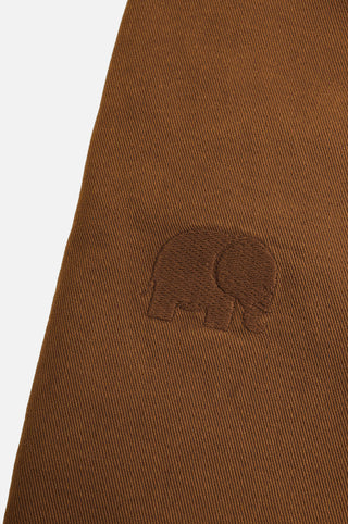 Détail en gros plan du short Climber en coton Ecodye coloris Caramel mettant en valeur le logo éléphant brodé | TP_IMAGE_TYPE=DETAIL