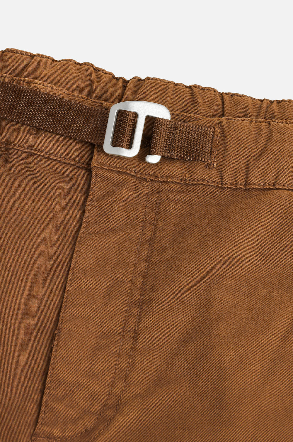 Détail en gros plan de la ceinture et de la texture du tissu du Ecodye Cotton Climber Shorts en Caramel. | TP_IMAGE_TYPE=DETAIL