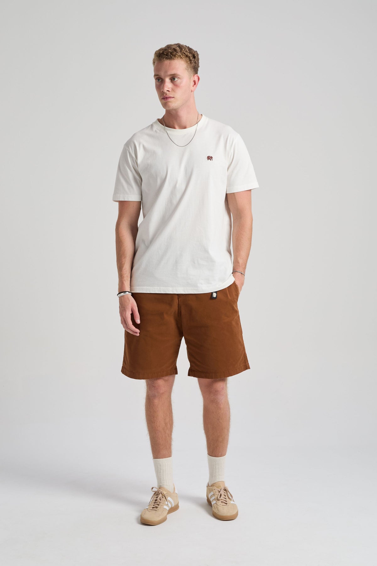 Personne portant le short Ecodye Cotton Climber en Caramel, associé à un t-shirt blanc et à des baskets décontractées. | TP_IMAGE_TYPE=MODEL_FRONT