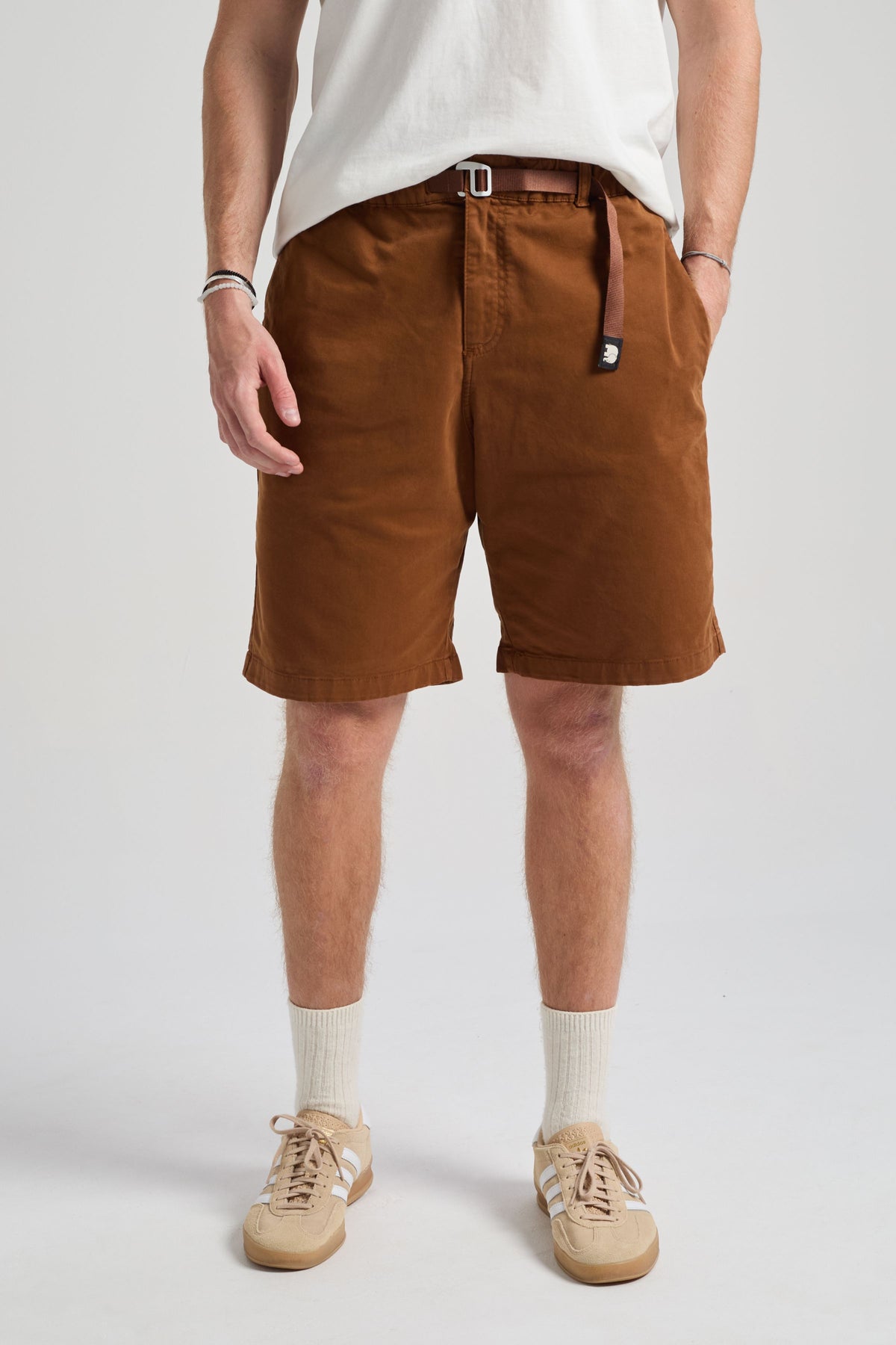 Personne portant le Ecodye Cotton Climber Shorts en coloris caramel, vue de face debout sur un fond neutre | TP_IMAGE_TYPE=MODEL_FRONT