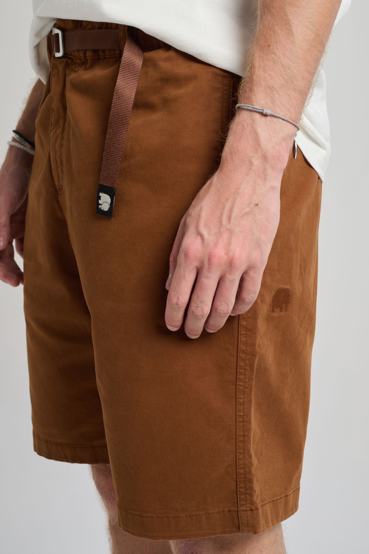Personne portant le short Ecodye Cotton Climber Shorts coloris Caramel, avec un gros plan du short et un détail de la ceinture. | TP_IMAGE_TYPE=MODEL_FRONT