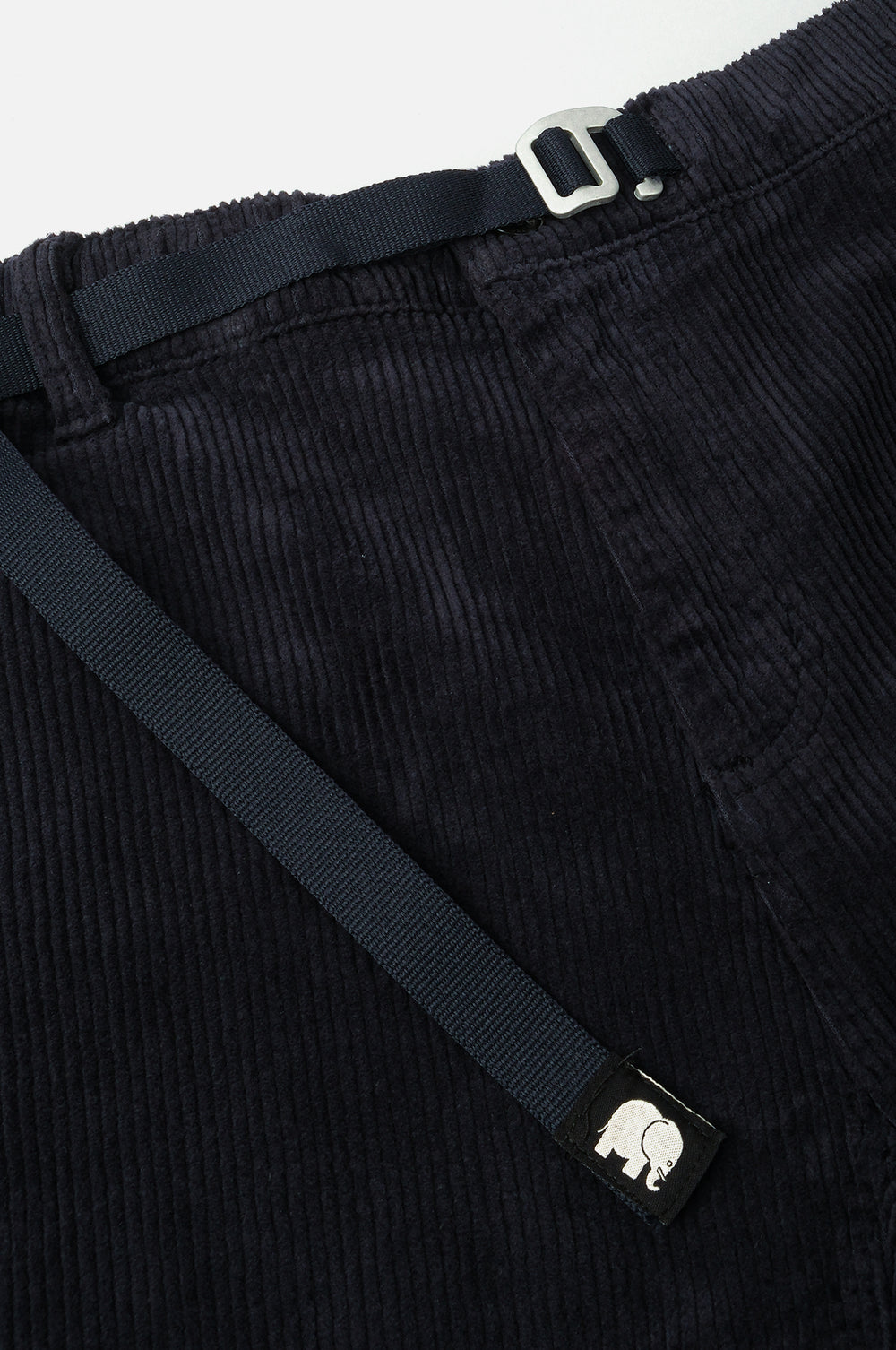 Détail en gros plan du Navy Corduroy Ecodye Climber Pant montrant la texture du tissu et la ceinture | TP_IMAGE_TYPE=DETAIL