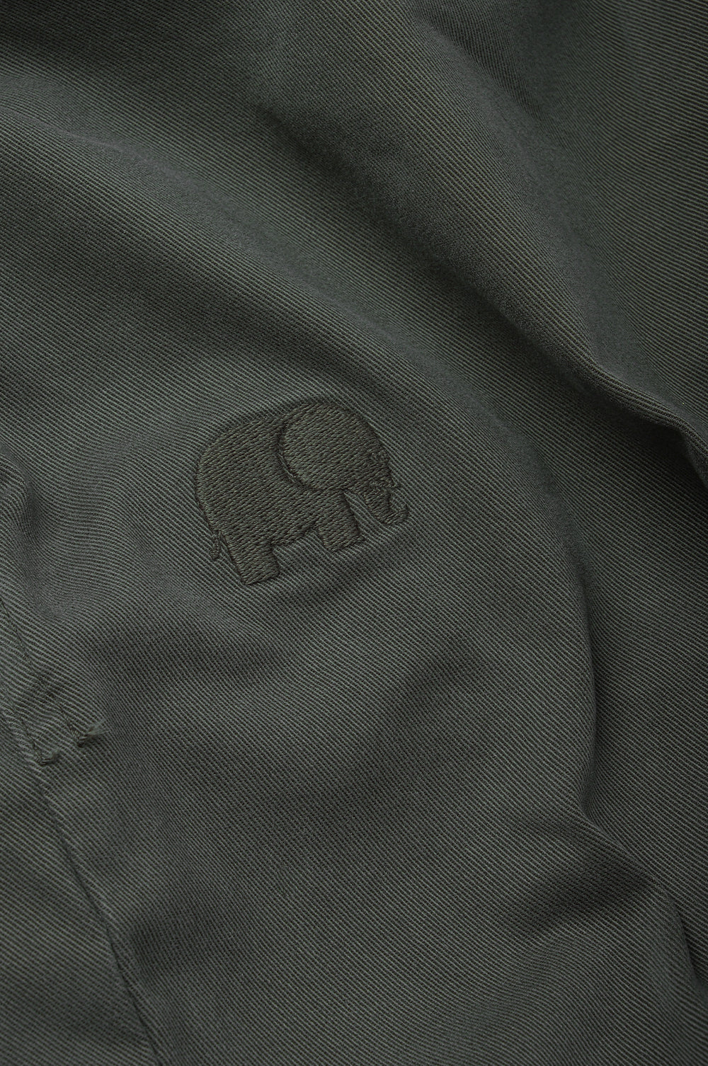 Détail en gros plan du logo éléphant brodé sur l'Ecodye Cotton Climber Pant en Dark Grey | TP_IMAGE_TYPE=DETAIL