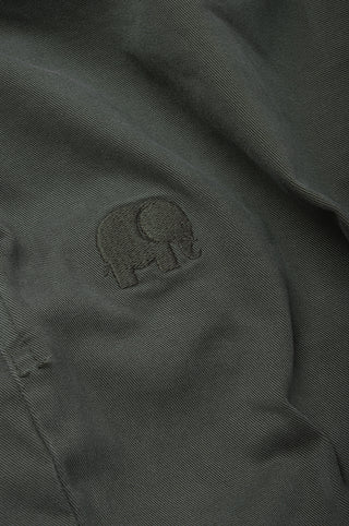 Détail en gros plan du logo éléphant brodé sur l'Ecodye Cotton Climber Pant en Dark Grey | TP_IMAGE_TYPE=DETAIL