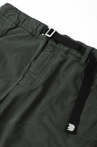 Vue détaillée de l'Ecodye Cotton Climber Pant en coloris Dark Grey, montrant la ceinture et la texture du tissu | TP_IMAGE_TYPE=DETAIL