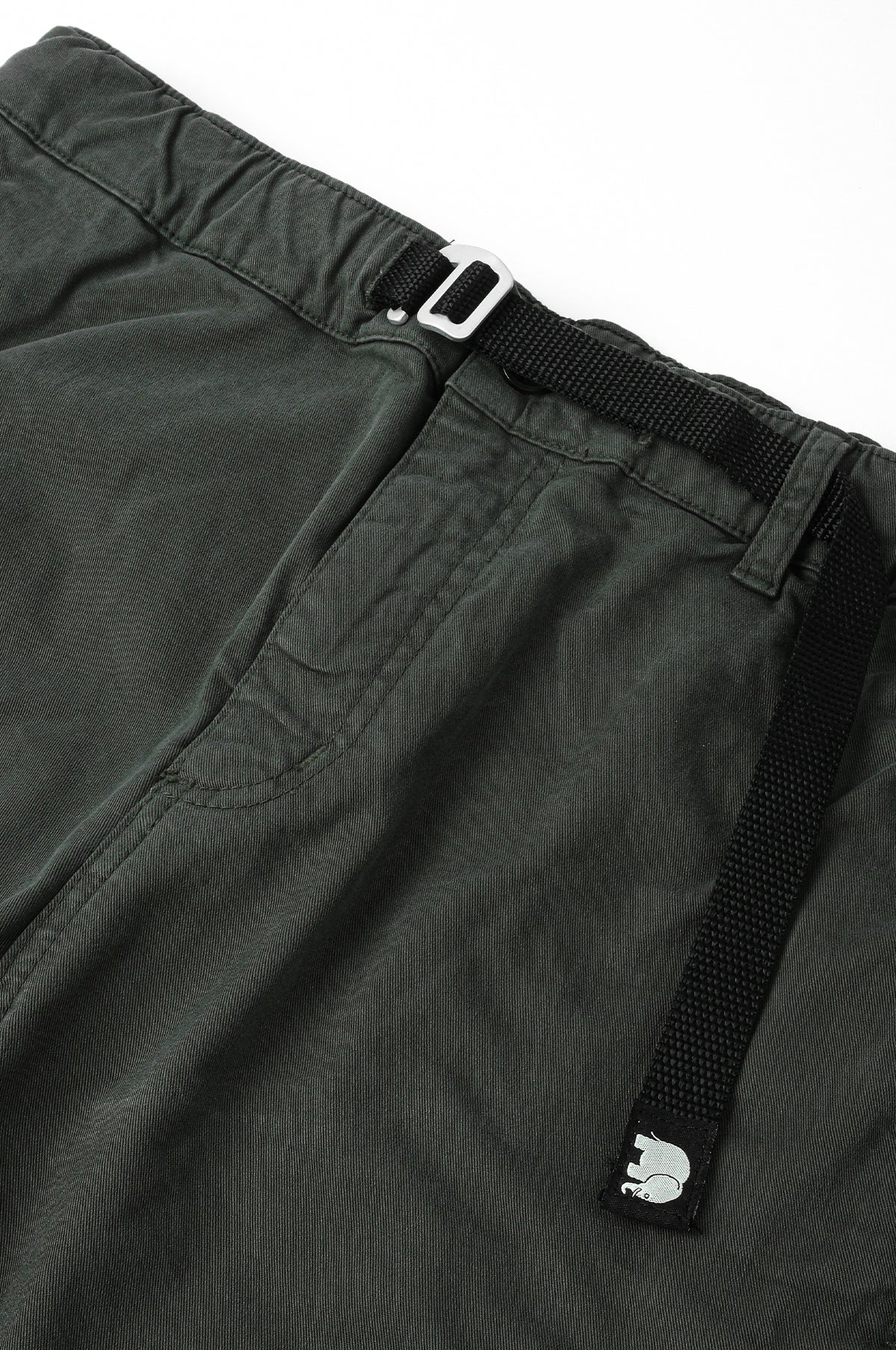 Vue détaillée de l'Ecodye Cotton Climber Pant en coloris Dark Grey, montrant la ceinture et la texture du tissu | TP_IMAGE_TYPE=DETAIL