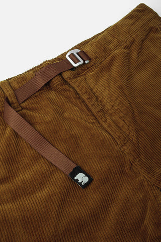 Dettaglio ravvicinato dei Corduroy Ecodye Climber Pant Caramel che mostra la texture del tessuto e i dettagli della fascia in vita | TP_IMAGE_TYPE=DETAIL