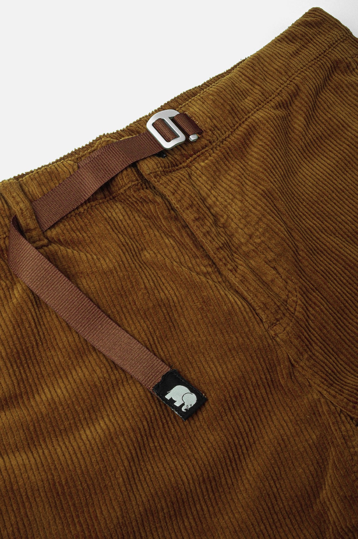 Dettaglio ravvicinato dei Corduroy Ecodye Climber Pant Caramel che mostra la texture del tessuto e i dettagli della fascia in vita | TP_IMAGE_TYPE=DETAIL