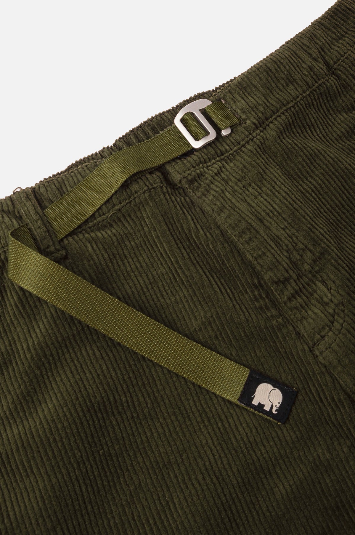 Dettaglio ravvicinato del Corduroy Ecodye Climber Pant in Dark Olive, che mostra la texture del tessuto e la fascia in vita | TP_IMAGE_TYPE=DETAIL