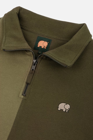 Détail en gros plan du Color Block Half Zip Sweatshirt en Gothic Olive montrant la fermeture éclair et le logo brodé | TP_IMAGE_TYPE=DETAIL