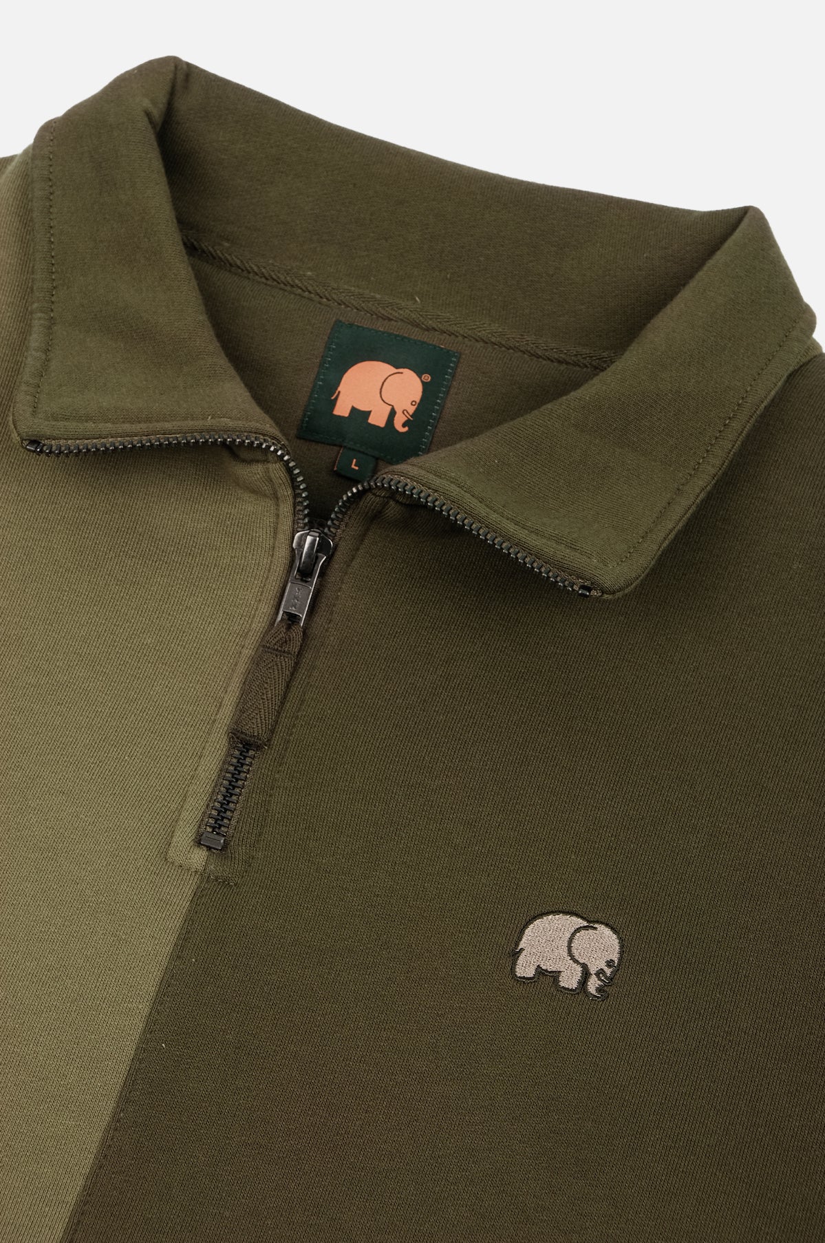 Détail en gros plan du Color Block Half Zip Sweatshirt en Gothic Olive montrant la fermeture éclair et le logo brodé | TP_IMAGE_TYPE=DETAIL
