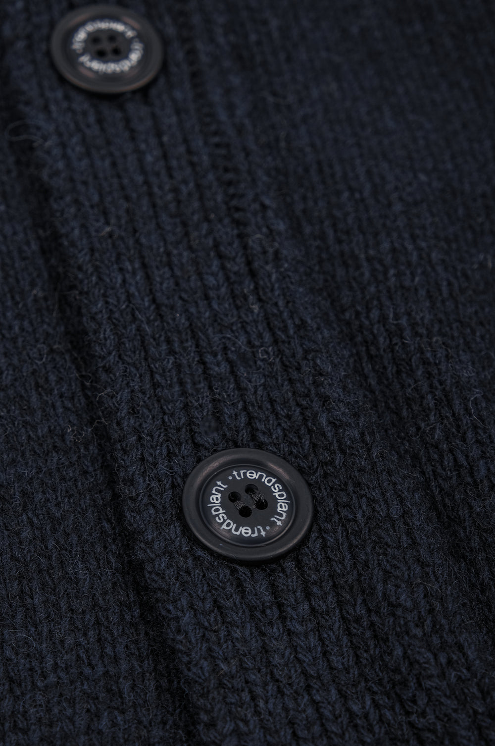 Gros plan du détail du Relleu Cardigan en Dark Navy, avec maille texturée et boutons noirs. | TP_IMAGE_TYPE=DETAIL