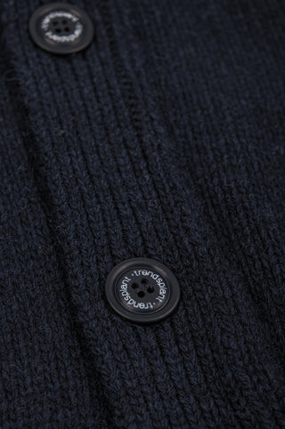 Gros plan du détail du Relleu Cardigan en Dark Navy, avec maille texturée et boutons noirs. | TP_IMAGE_TYPE=DETAIL