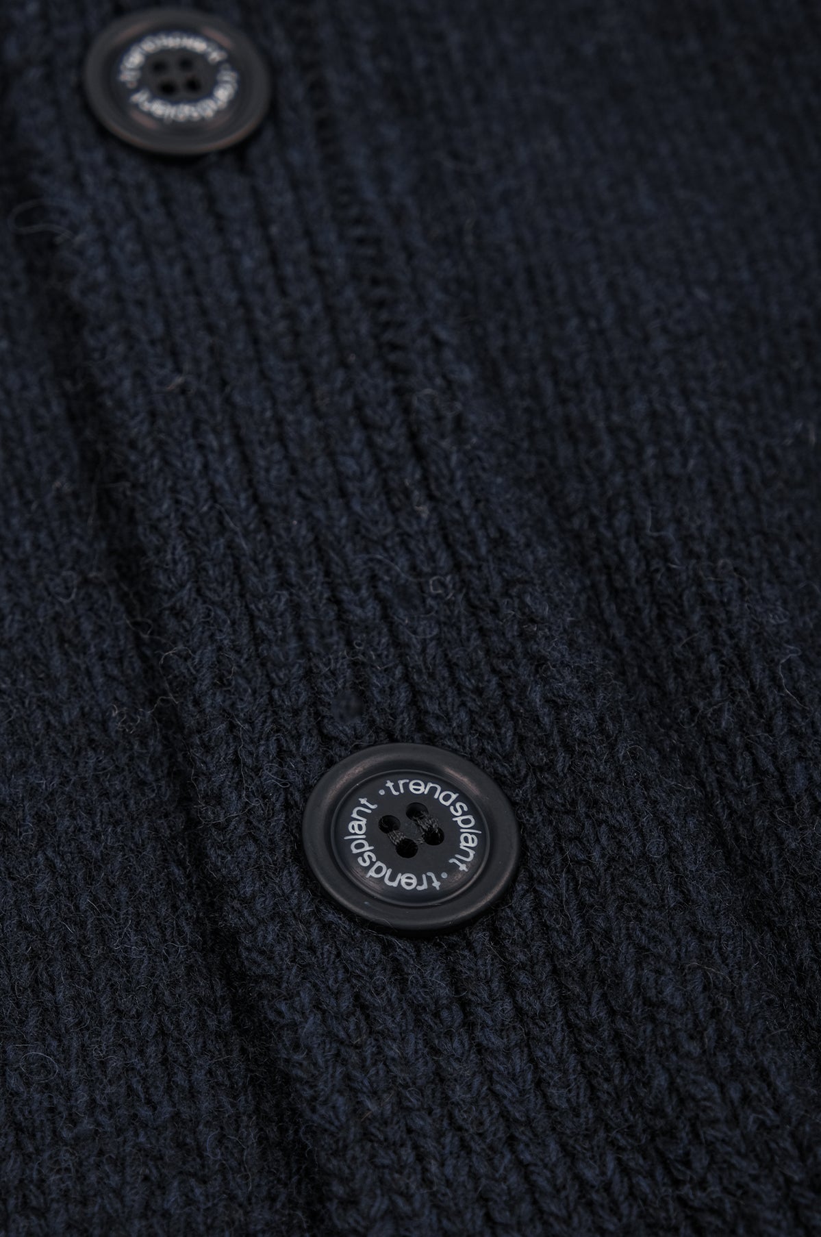 Gros plan du détail du Relleu Cardigan en Dark Navy, avec maille texturée et boutons noirs. | TP_IMAGE_TYPE=DETAIL