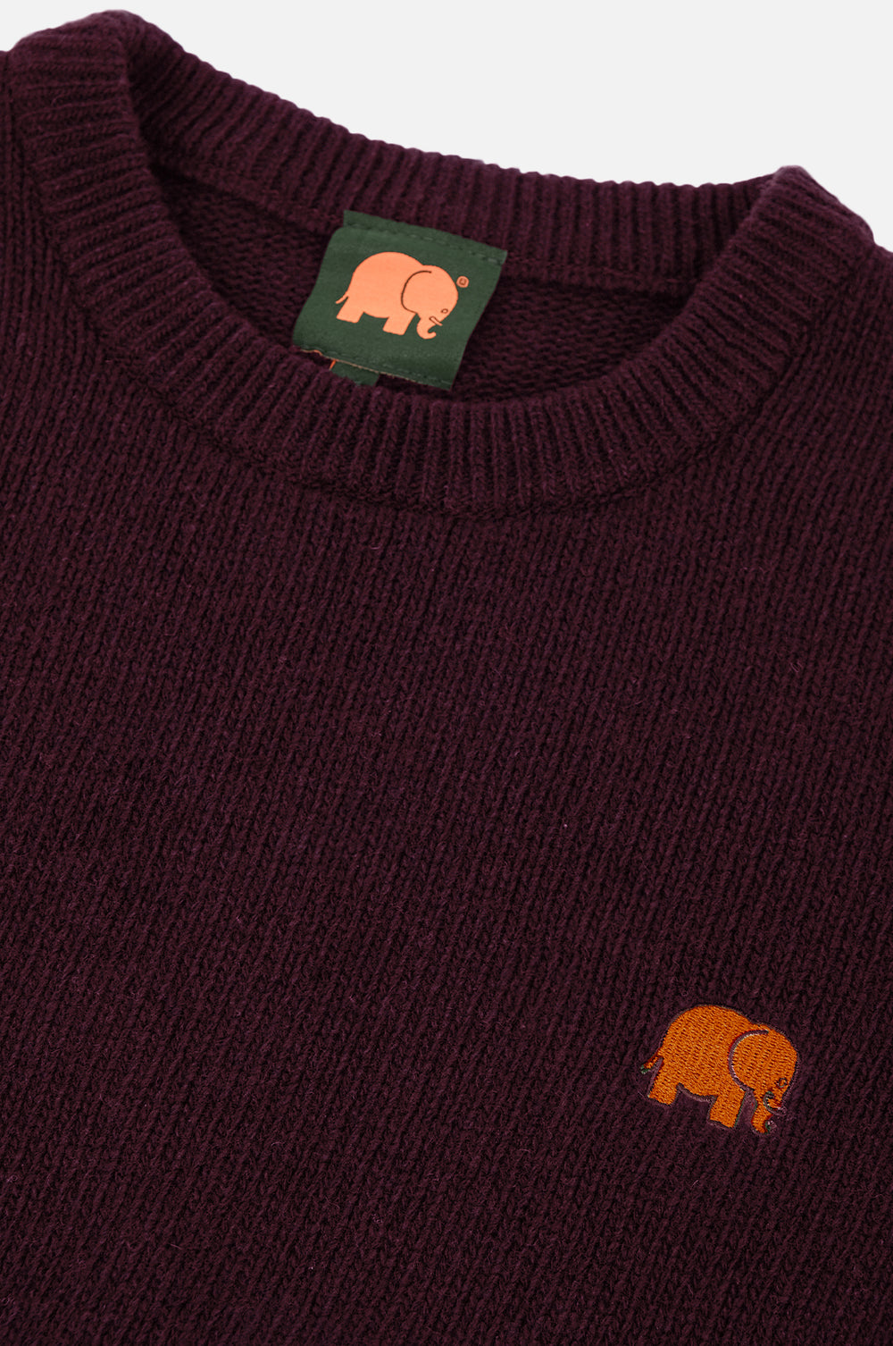 Dettaglio ravvicinato del Sella Knit in rosso vino, con texture a costine e logo elefante ricamato sul petto. | TP_IMAGE_TYPE=DETAIL