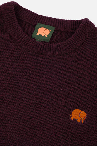 Dettaglio ravvicinato del Sella Knit in rosso vino, con texture a costine e logo elefante ricamato sul petto. | TP_IMAGE_TYPE=DETAIL