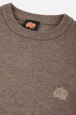 Close-up detail of the Tarbena Knit Stone featuring a textured fabric and a small elephant logo on the chest. | TP_IMAGE_TYPE=DETAIL