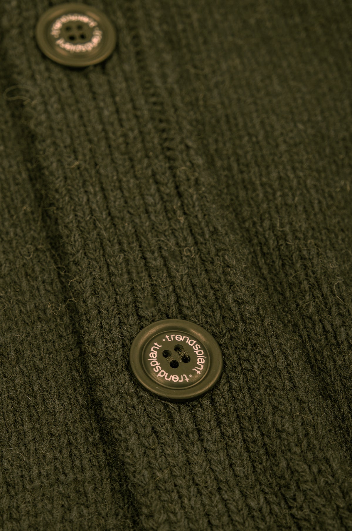Dettaglio ravvicinato del Relleu Cardigan in Ivy Green, che mette in risalto la maglia testurizzata e il design dei bottoni. | TP_IMAGE_TYPE=DETAIL