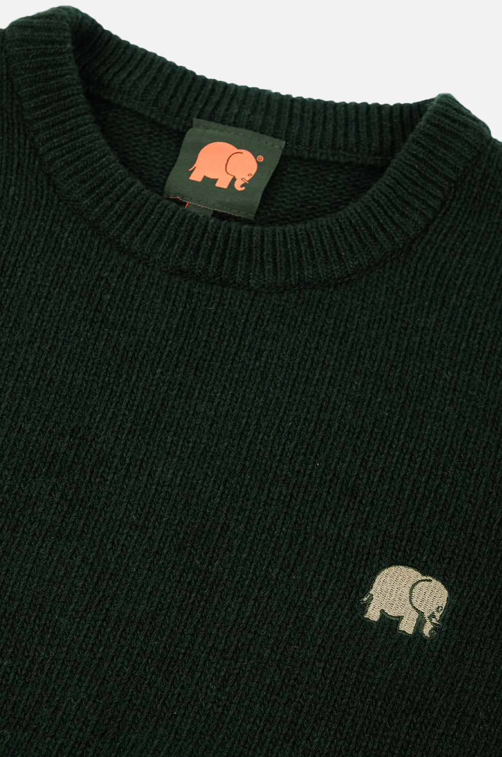 Dettaglio ravvicinato della Sella Knit in Pine Green con texture a costine e piccolo logo elefante | TP_IMAGE_TYPE=DETAIL