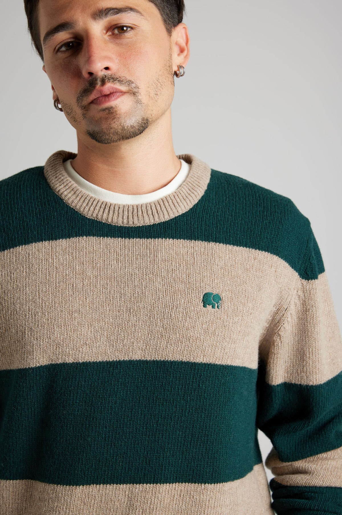 Persona che indossa un Sella Knit in Pine Green e Nomad Brown, con righe orizzontali e scollo rotondo. | TP_IMAGE_TYPE=MODEL_FRONT