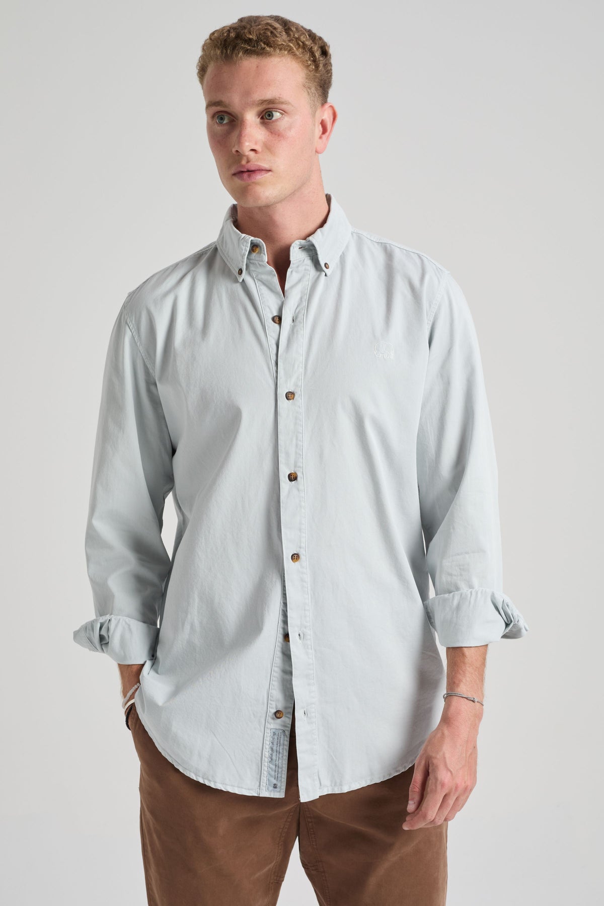 Persona che indossa una Postiguet Pigment Dyed Twill Shirt in Air Blue, vista frontale | TP_IMAGE_TYPE=MODEL_FRONT