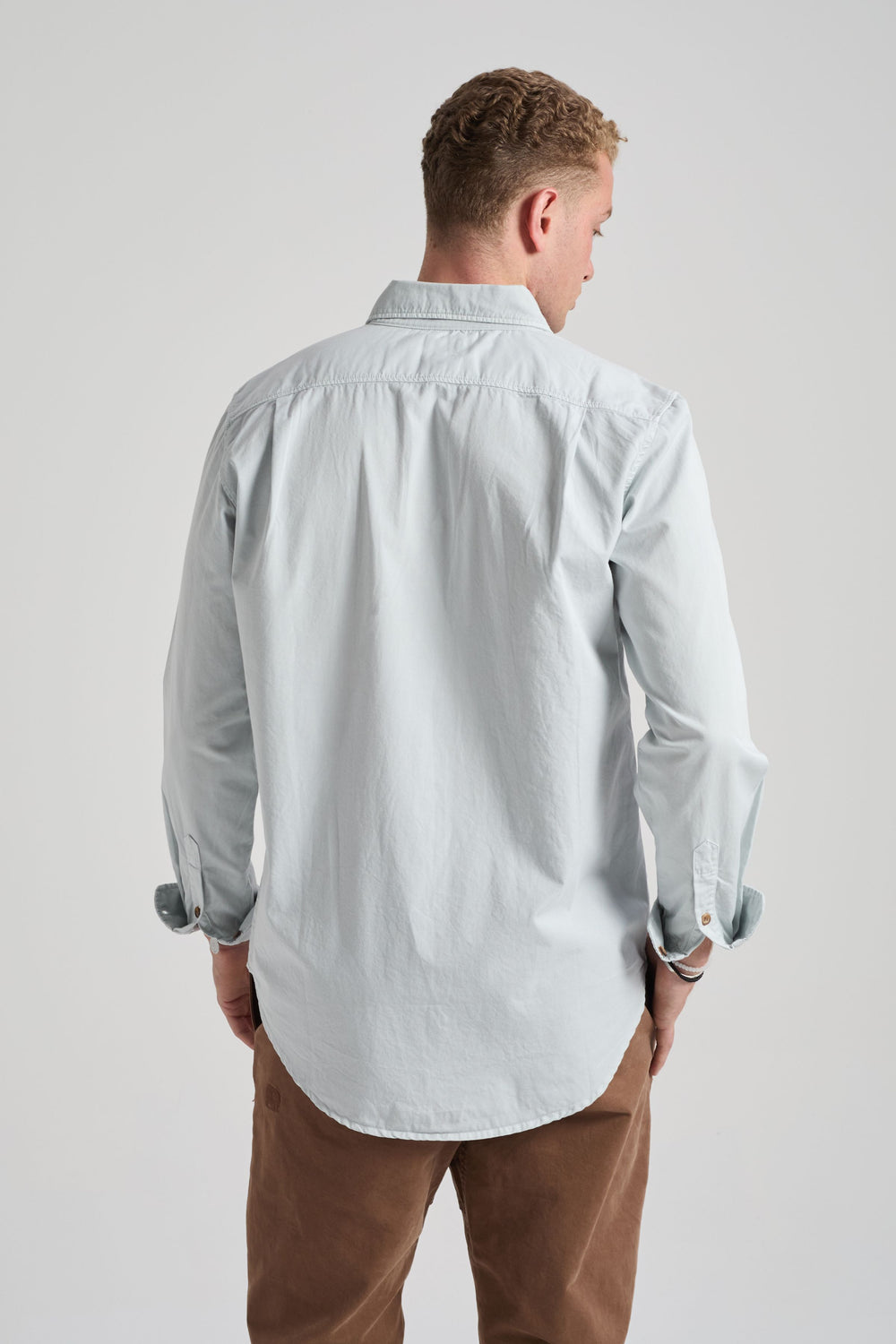Persona che indossa una Postiguet Pigment Dyed Twill Shirt in Air Blue, vista posteriore | TP_IMAGE_TYPE=MODEL_BACK