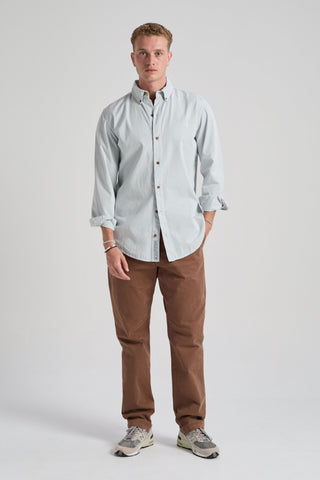 Persona che indossa una Postiguet Pigment Dyed Twill Shirt in Air Blue, vista frontale | TP_IMAGE_TYPE=MODEL_FRONT