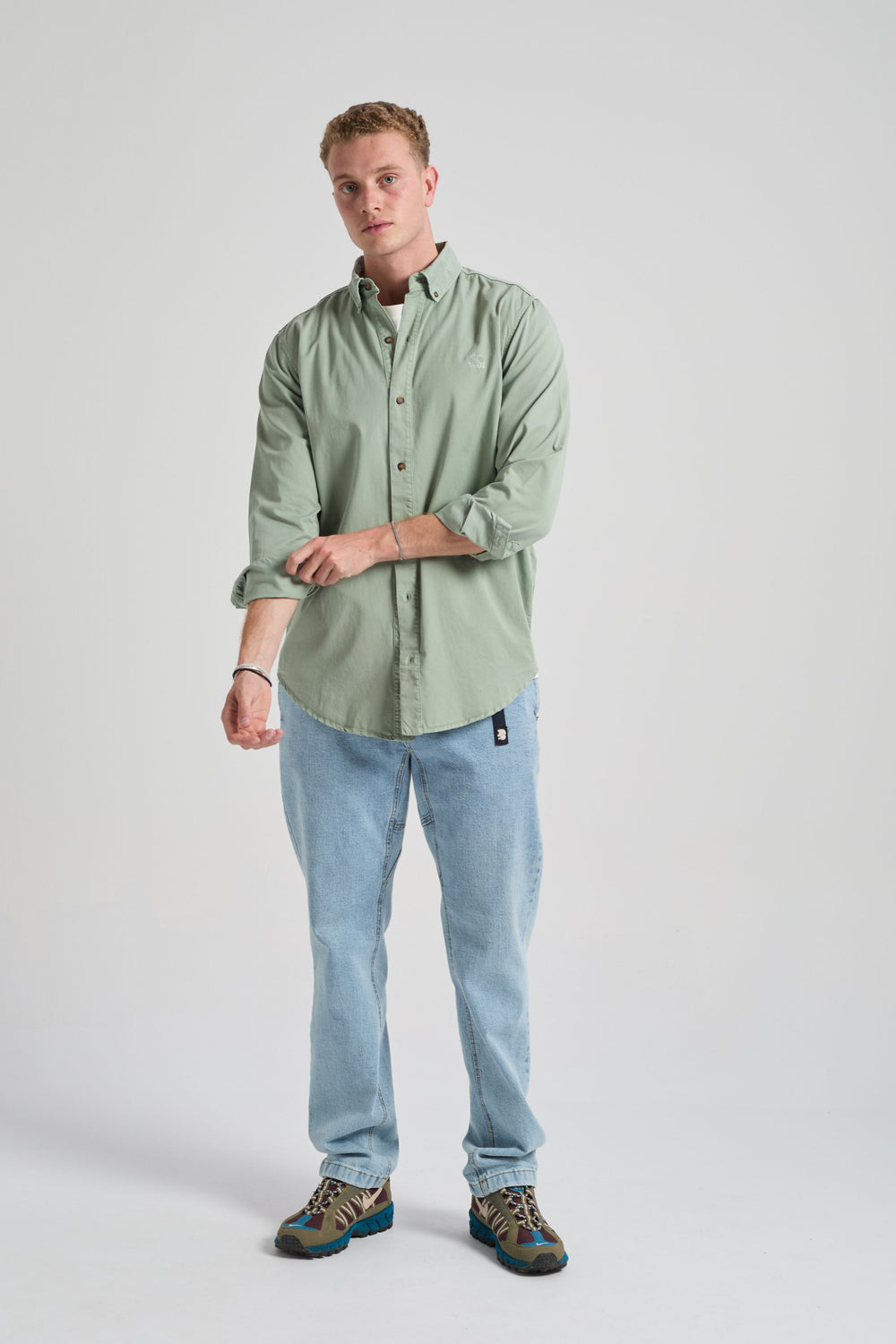Persona che indossa una camicia in twill tinto con pigmento Eucaliptus, vista frontale | TP_IMAGE_TYPE=MODEL_FRONT