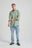 Persona che indossa una camicia in twill tinto con pigmento Eucaliptus, vista frontale | TP_IMAGE_TYPE=MODEL_FRONT