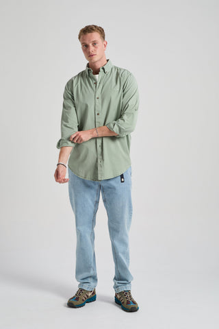 Persona che indossa una camicia in twill tinto con pigmento Eucaliptus, vista frontale | TP_IMAGE_TYPE=MODEL_FRONT