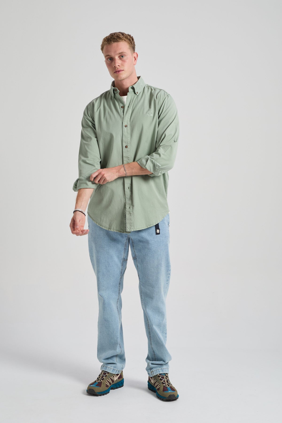 Persona che indossa una camicia in twill tinto con pigmento Eucaliptus, vista frontale | TP_IMAGE_TYPE=MODEL_FRONT