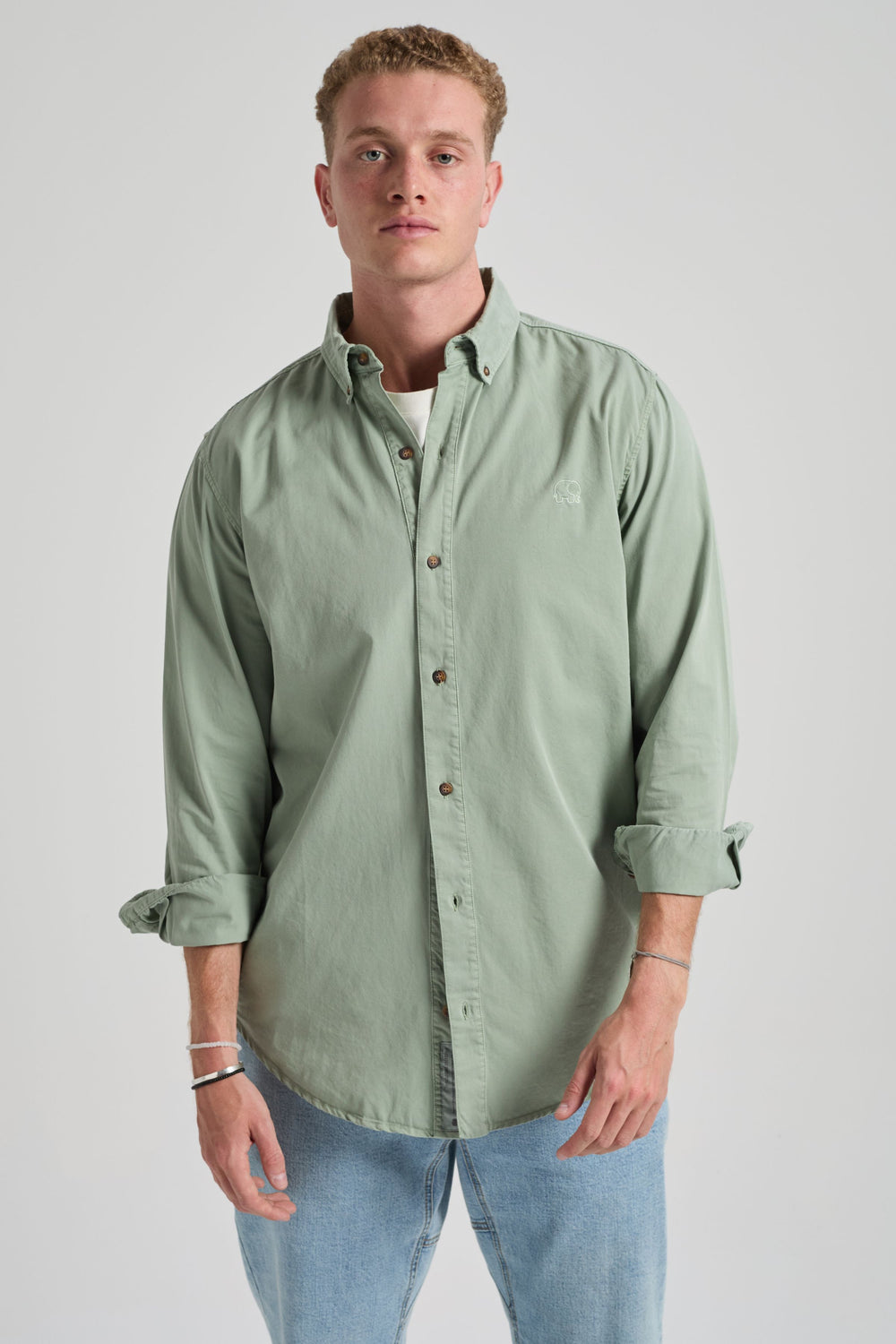 Persona che indossa una camicia in twill tinto con pigmento Eucaliptus, vista frontale | TP_IMAGE_TYPE=MODEL_FRONT