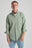 Persona che indossa una camicia in twill tinto con pigmento Eucaliptus, vista frontale | TP_IMAGE_TYPE=MODEL_FRONT