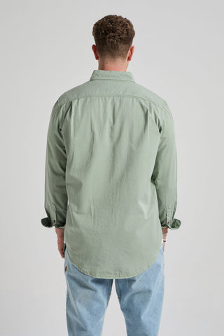 Persona che indossa una Postiguet Pigment Dyed Twill Shirt Eucaliptus, vista posteriore | TP_IMAGE_TYPE=MODEL_BACK