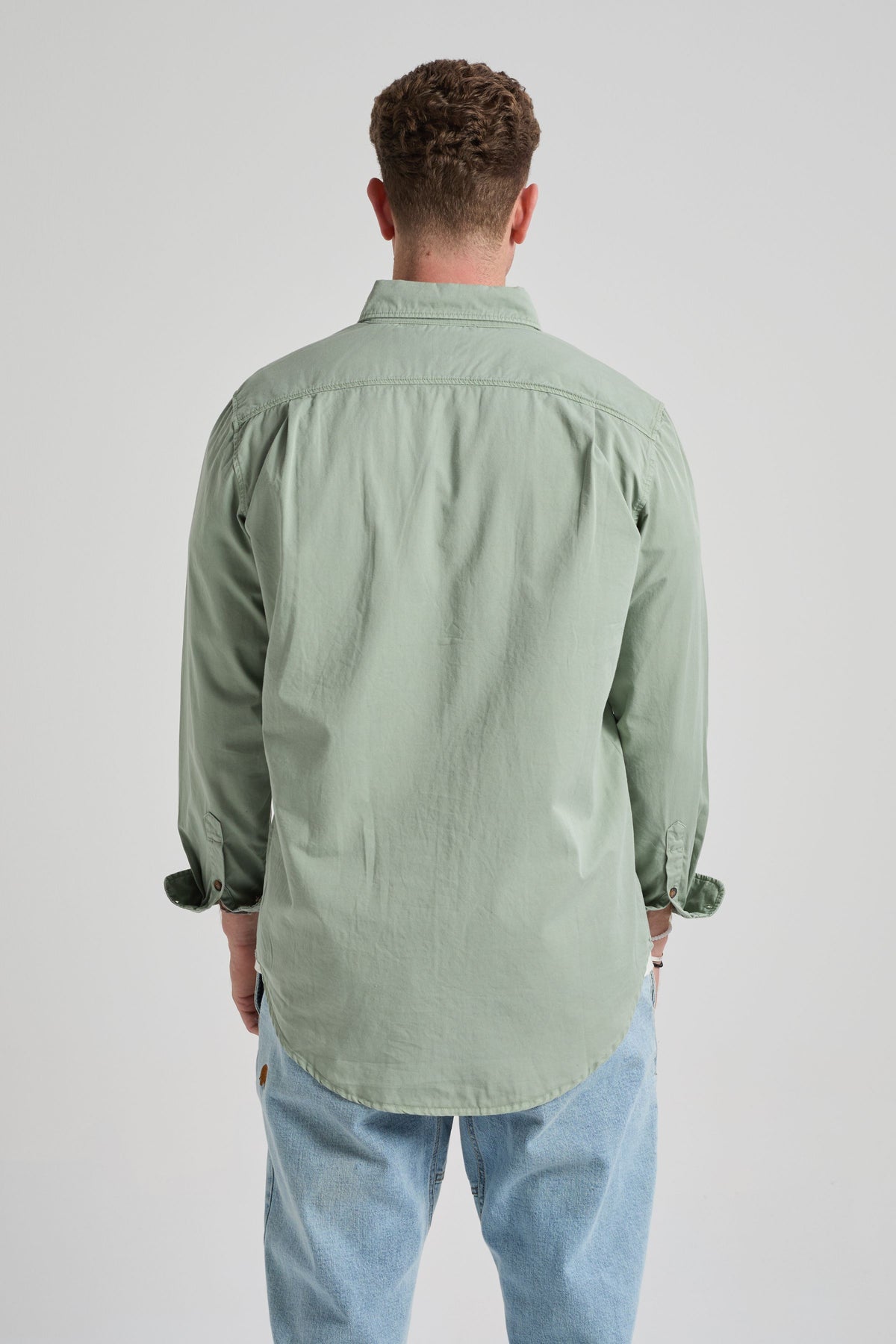 Persona che indossa una Postiguet Pigment Dyed Twill Shirt Eucaliptus, vista posteriore | TP_IMAGE_TYPE=MODEL_BACK