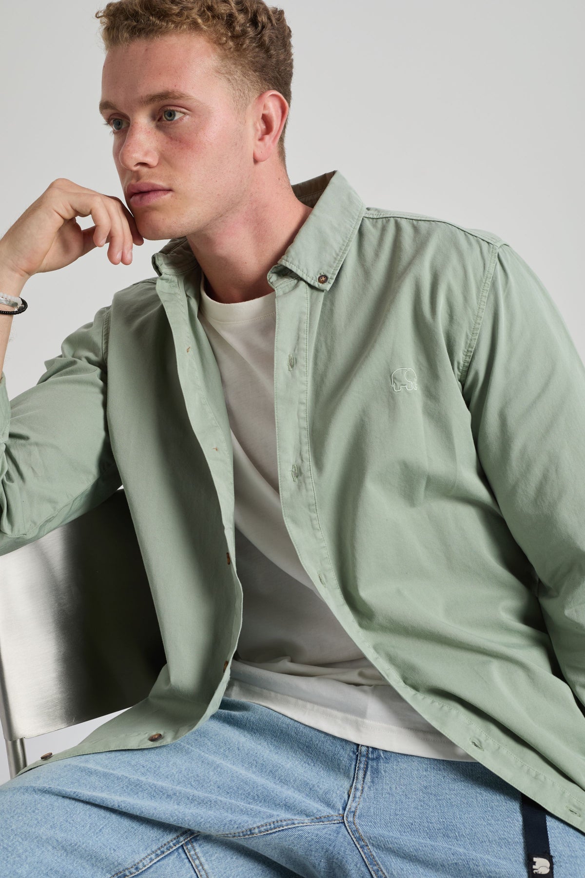 Persona che indossa una camicia in twill Eucaliptus, vista frontale | TP_IMAGE_TYPE=MODEL_FRONT