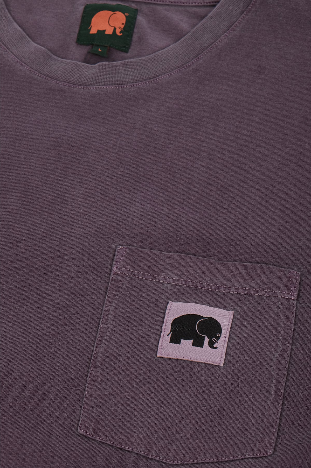 T-shirt Garza Pigment Dyed in Sunset Purple con tasca sul petto e grafica di un elefante. | TP_IMAGE_TYPE=DETAIL